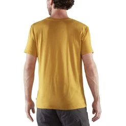 Fjällräven Logo T-Shirt Men ochre -Outfit Gear Store fjaellraeven logo t shirt men ochre 4
